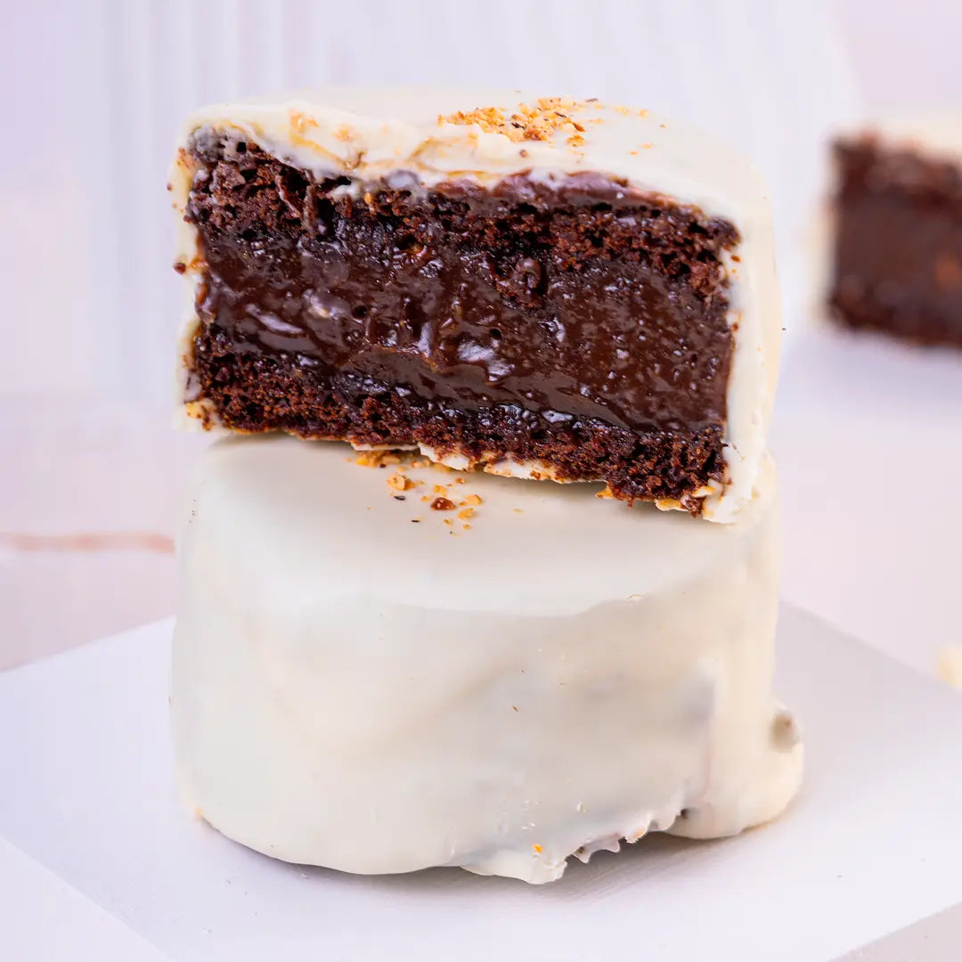 Pão de mel proteico recheado com creme trufado de avelã e cobertura de chocolate branco zero açúcar – doce saudável com whey protein, sem adição de açúcar, baixo em sódio e lactose.