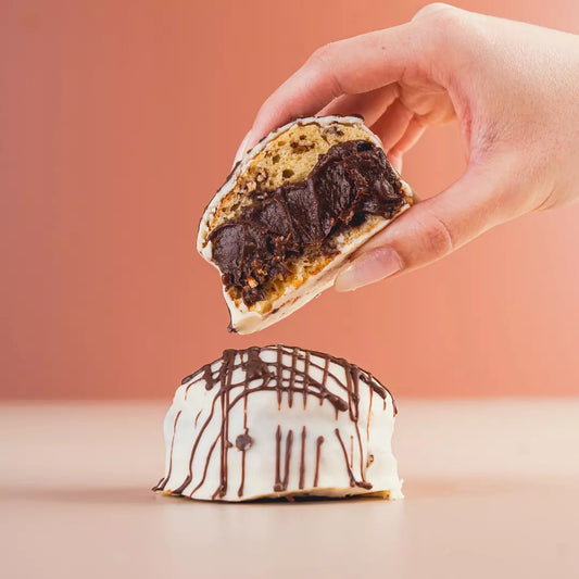 Pão de Mel de Chocotone sabor avelã Laricas Fitness, doce proteico e sem adição de açúcar com cobertura de chocolate.