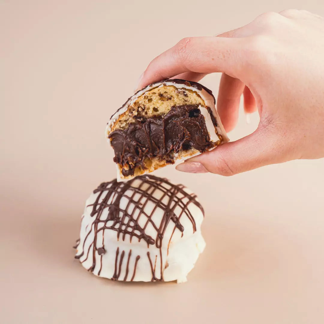 Doce fitness proteico com recheio de creme de avelã e chocolate, sem açúcar e com whey protein.