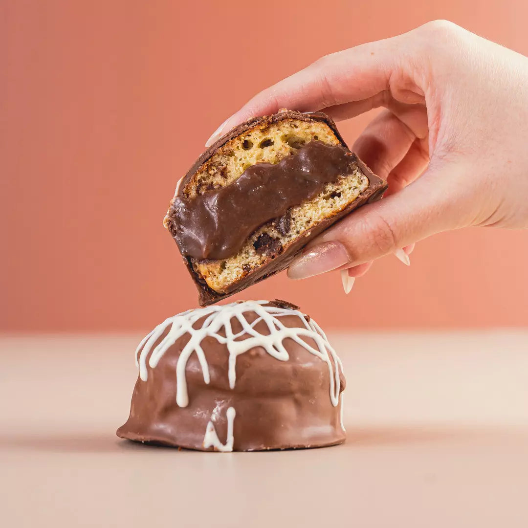 Pão de Mel de Chocotone sabor brigadeiro da Laricas Fitness, doce proteico sem adição de açúcar com cobertura de chocolate e massa fofinha.