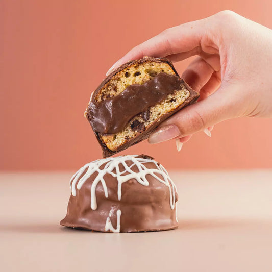Pão de Mel de Chocotone sabor brigadeiro da Laricas Fitness, doce proteico sem adição de açúcar com cobertura de chocolate e massa fofinha.