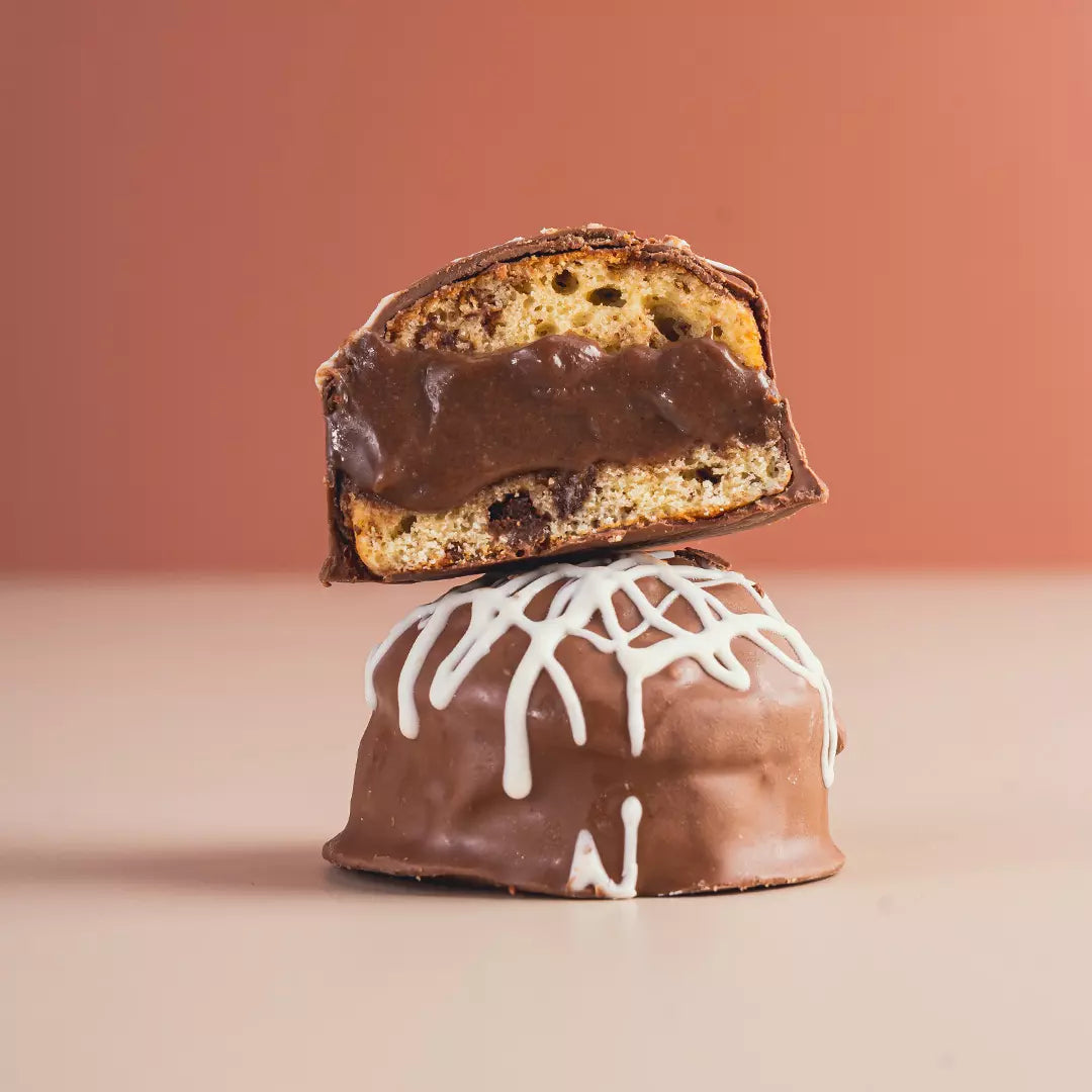 Embalagem individual do Pão de Mel de Chocotone de Brigadeiro 100g Laricas Fitness sobre fundo claro.