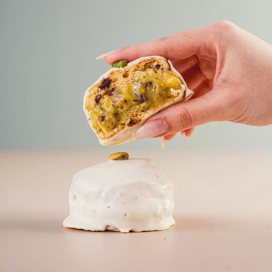 Pão de Mel de Chocotone sabor pistache Laricas Fitness, doce proteico com massa leve e cobertura de chocolate sem açúcar.