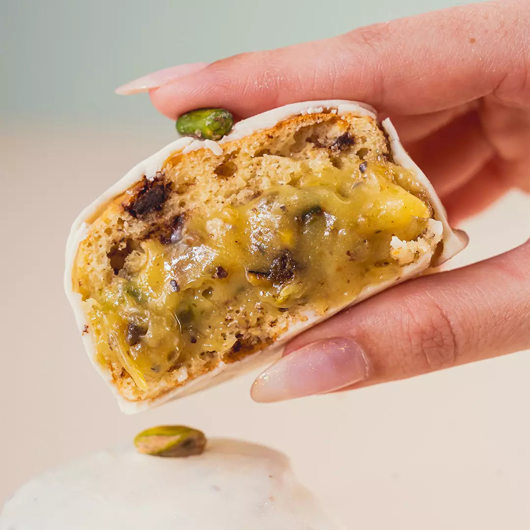 Pão de mel proteico de chocotone com recheio de pistache e cobertura rica em chocolate sem adição de açúcar.