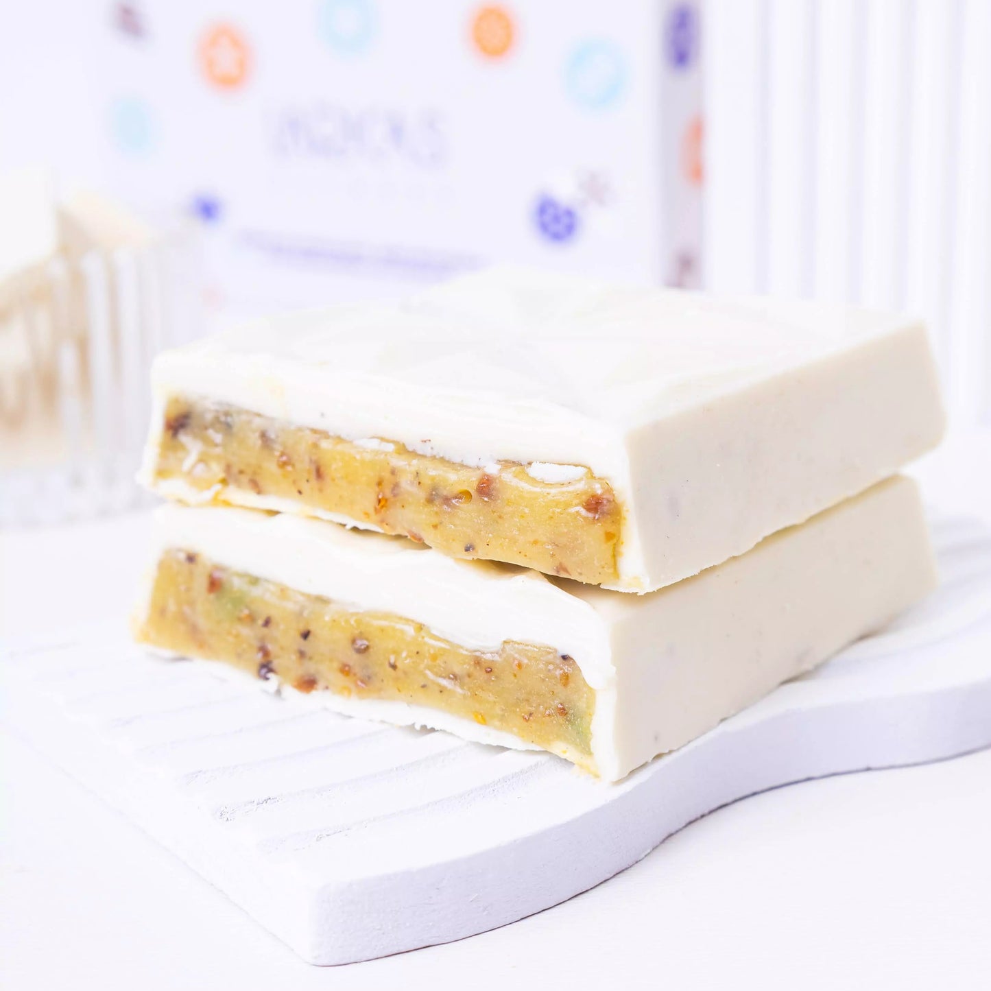 Barra proteica de chocolate branco com recheio de pistache, zero açúcar e perfeita para uma sobremesa fit e saborosa.
