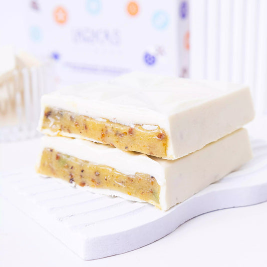 Barra proteica de chocolate branco com recheio de pistache, zero açúcar e perfeita para uma sobremesa fit e saborosa.