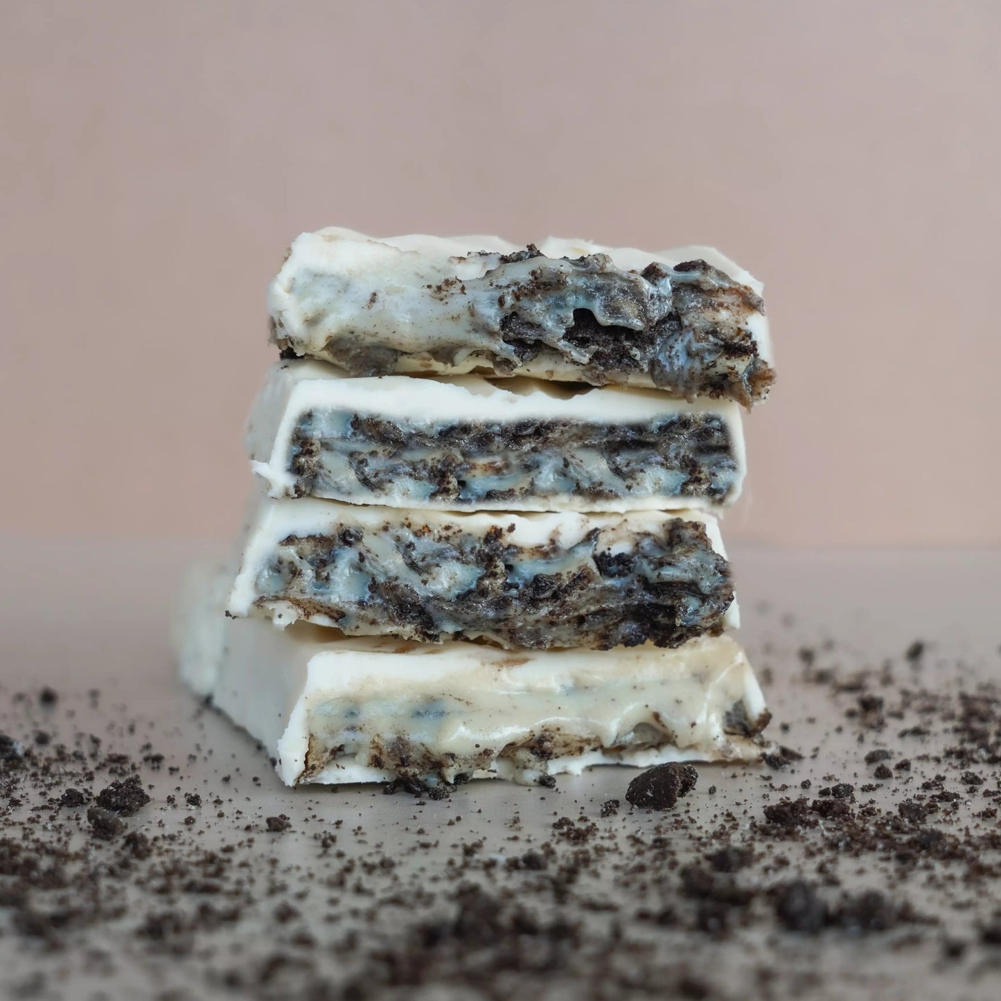 Barra proteica de chocolate branco com recheio de cookies’n cream, zero açúcar, crocante e perfeita para matar a vontade de doce sem sair da dieta.