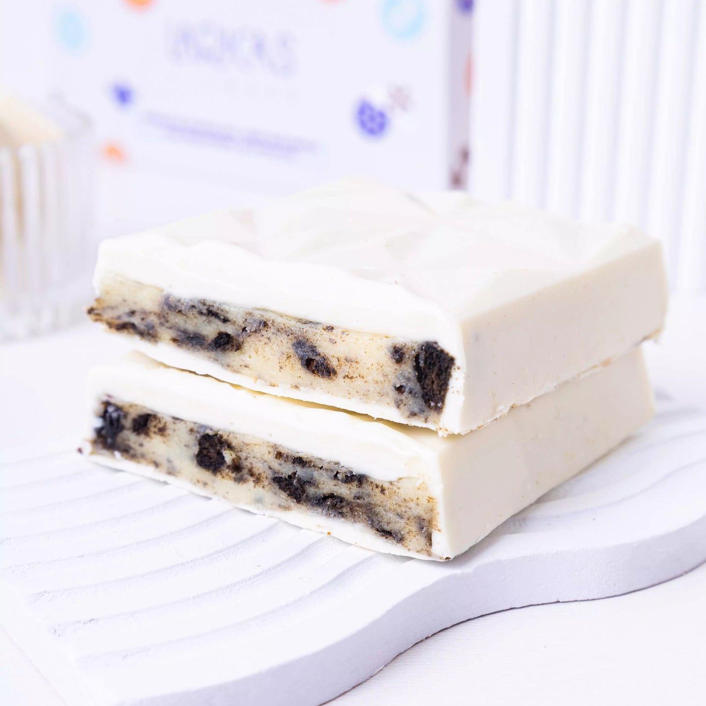 Barra proteica de chocolate branco com recheio de cookies’n cream, opção fit e sem açúcar, perfeita para sua dieta.