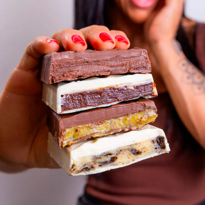 Barras recheadas sem açúcar: Chocolate ao leite com brigadeiro de pistache e chocolate branco sabor cookies'n cream. Opções saudáveis e saborosas para doces fitness.