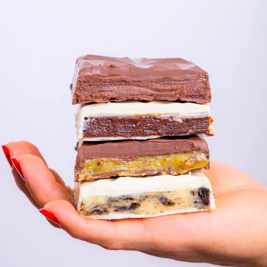 Barras recheadas de chocolate gourmet sem açúcar: Chocolate ao leite com brigadeiro proteico e chocolate branco com avelã trufado. Doces fitness perfeitos para dieta.