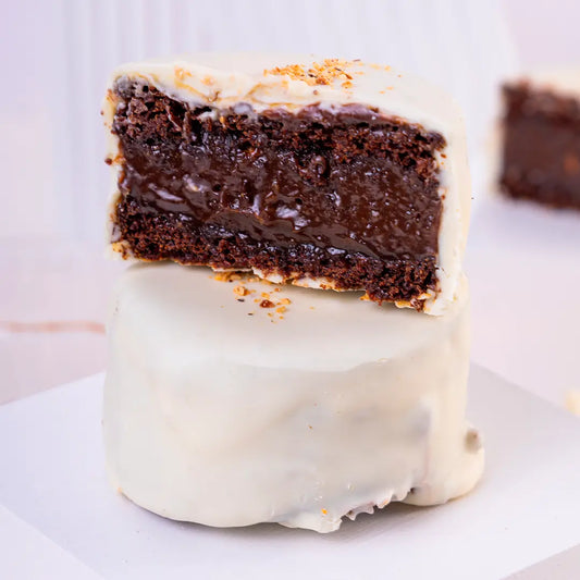 Pão de mel proteico recheado com creme trufado de avelã e cobertura de chocolate branco zero açúcar – doce saudável com whey protein, sem adição de açúcar, baixo em sódio e lactose.