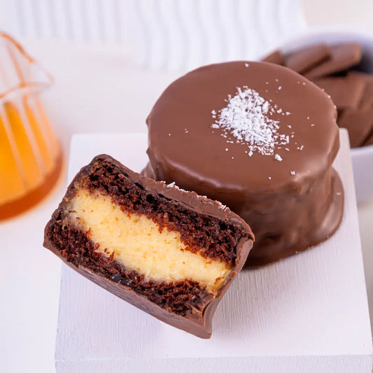 Pão de mel proteico recheado com beijinho de coco e cobertura de chocolate preto zero açúcar – doce saudável com whey, sem açúcar e com sabor marcante.
