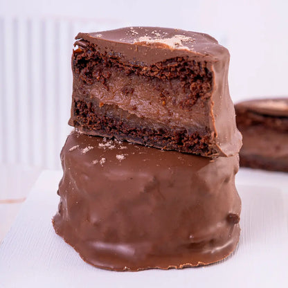 Pão de mel proteico recheado com brigadeiro e cobertura de chocolate branco zero açúcar – doce saudável com whey protein e sabor irresistível.