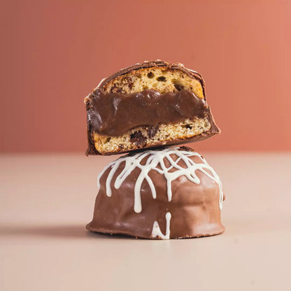 Embalagem individual do Pão de Mel de Chocotone de Brigadeiro 100g Laricas Fitness sobre fundo claro.
