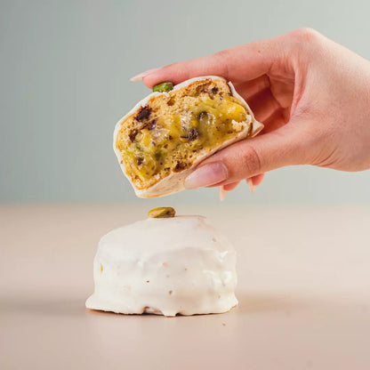 Pão de Mel de Chocotone sabor pistache Laricas Fitness, doce proteico com massa leve e cobertura de chocolate sem açúcar.