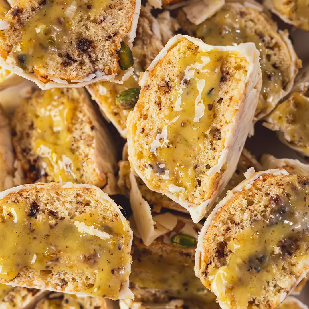 Corte do pão de mel de chocotone revelando recheio cremoso de pistache proteico e textura macia.