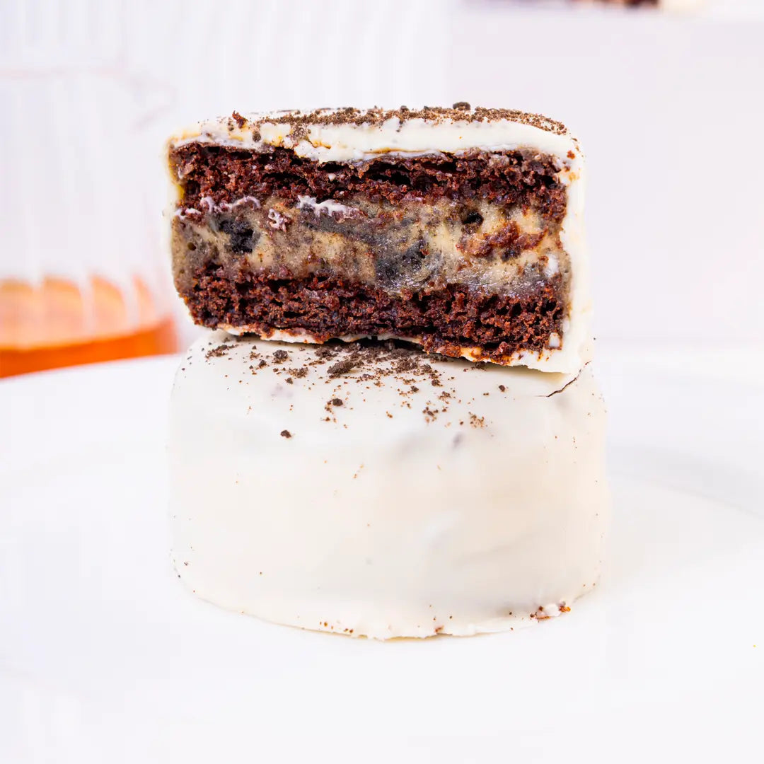 Pão de mel fitness sabor cookies’n cream com recheio cremoso, cobertura de chocolate branco zero adição de açúcar e ingredientes proteicos