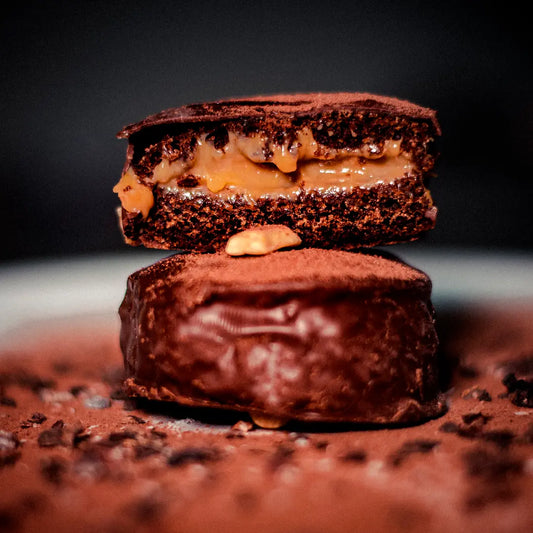 Pão de mel proteico recheado com pasta de amendoim e cobertura de chocolate branco zero açúcar – doce fit com whey protein, sem açúcar e com baixa lactose.