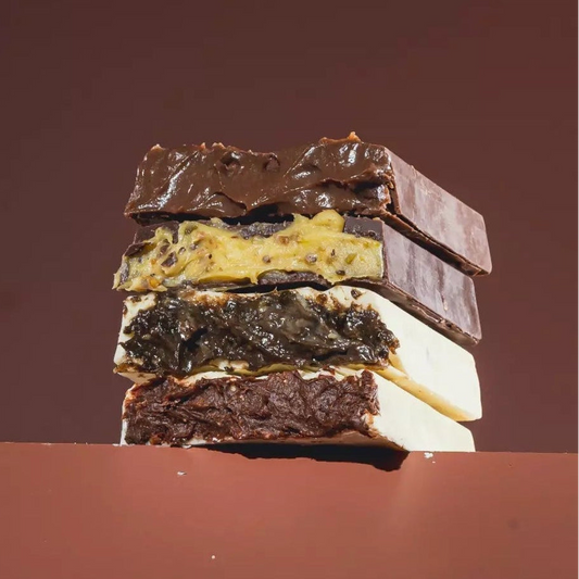 Kit com 4 barras recheadas proteicas sem açúcar (720g), com chocolate premium e recheios cremosos. Combinação perfeita de sabores para quem busca doce de verdade com melhor composição.