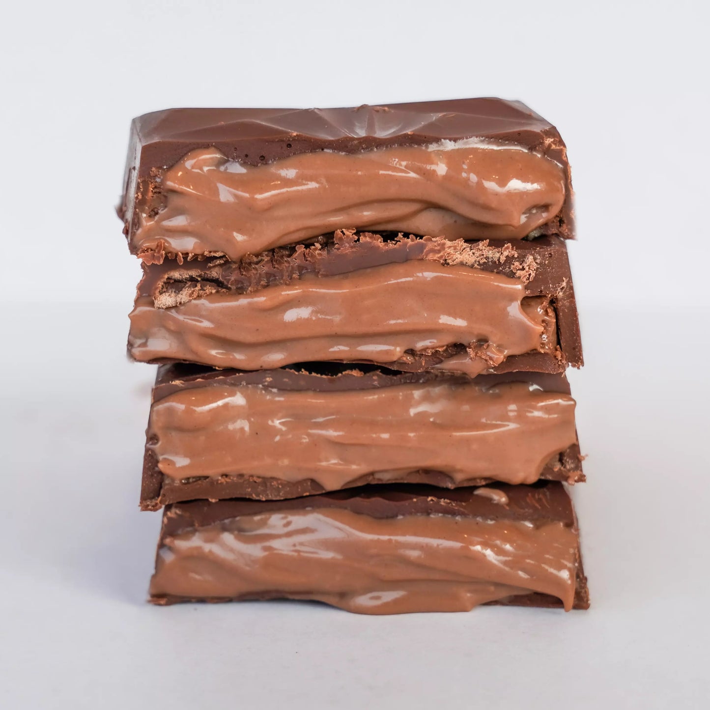 Chocolate branco recheado com brigadeiro funcional, sem açúcar, com proteína e ideal para quem busca um docinho saudável.