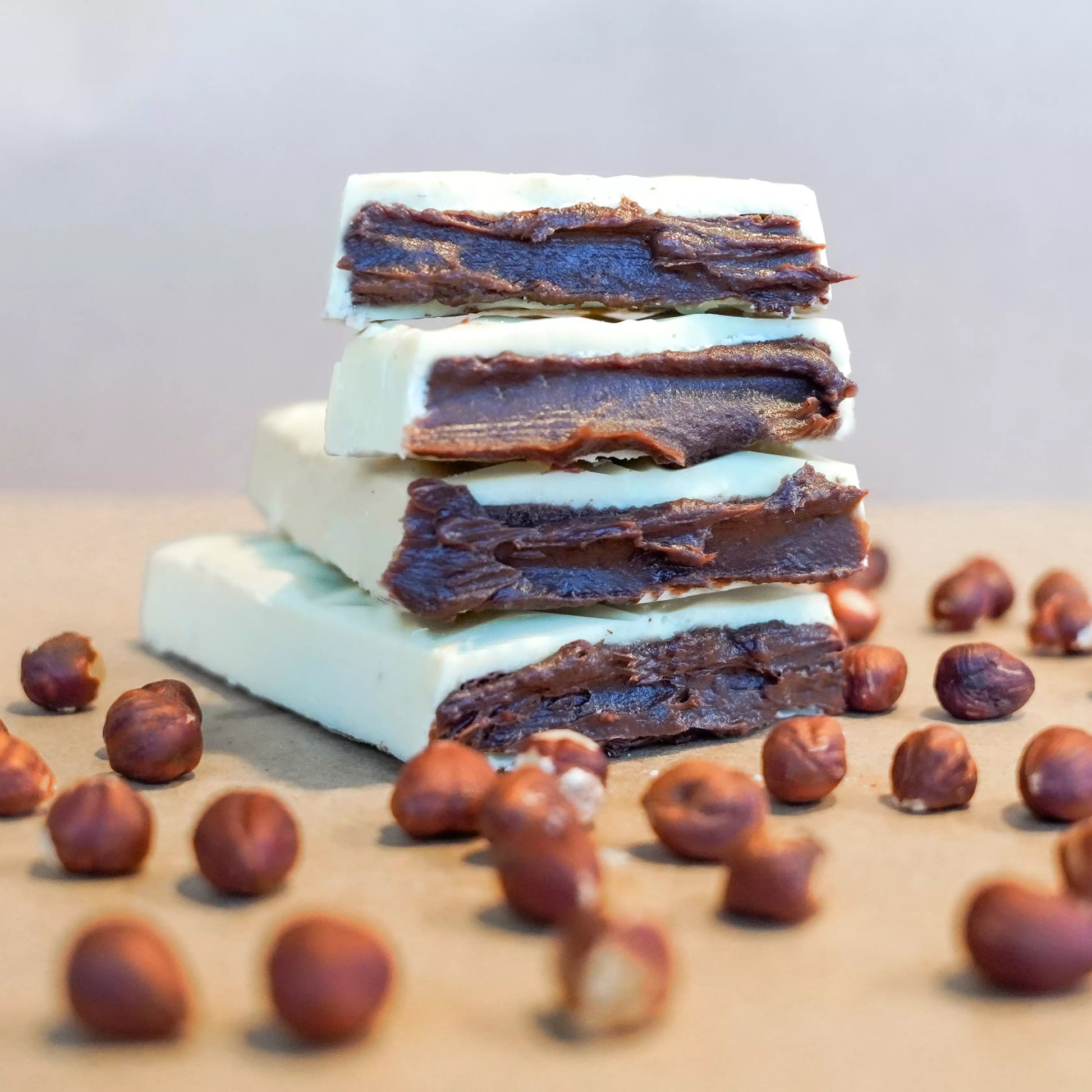Barra proteica de chocolate branco com recheio de avelã, sem açúcar, cremosa e ideal para quem busca um doce saudável e nutritivo.