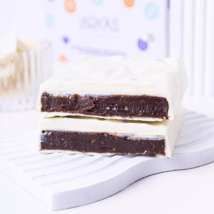 Barra proteica de chocolate branco com recheio cremoso de avelã trufado, zero açúcar e perfeita para dietas low carb.