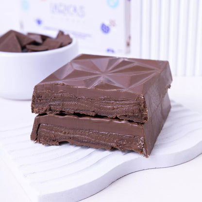 Barra proteica de chocolate branco com recheio cremoso de brigadeiro fit, sem açúcar e perfeita para matar a vontade de doce sem sair da dieta.