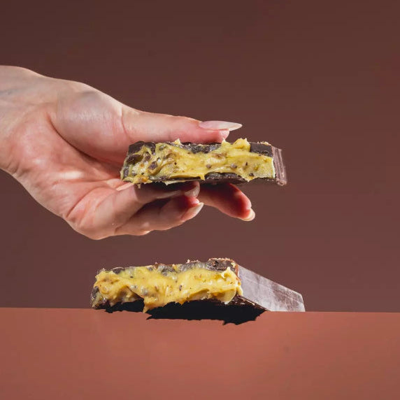 Recheio premium de pistache com cobertura de chocolate preto, em uma barra proteica sem açúcar de 180g. Sabor intenso, elegante e funcional.