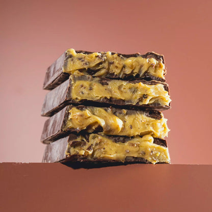 Barra preta recheada de Pistache Premium sem açúcar e proteica, com chocolate intenso e recheio cremoso para quem busca uma opção mais sofisticada.