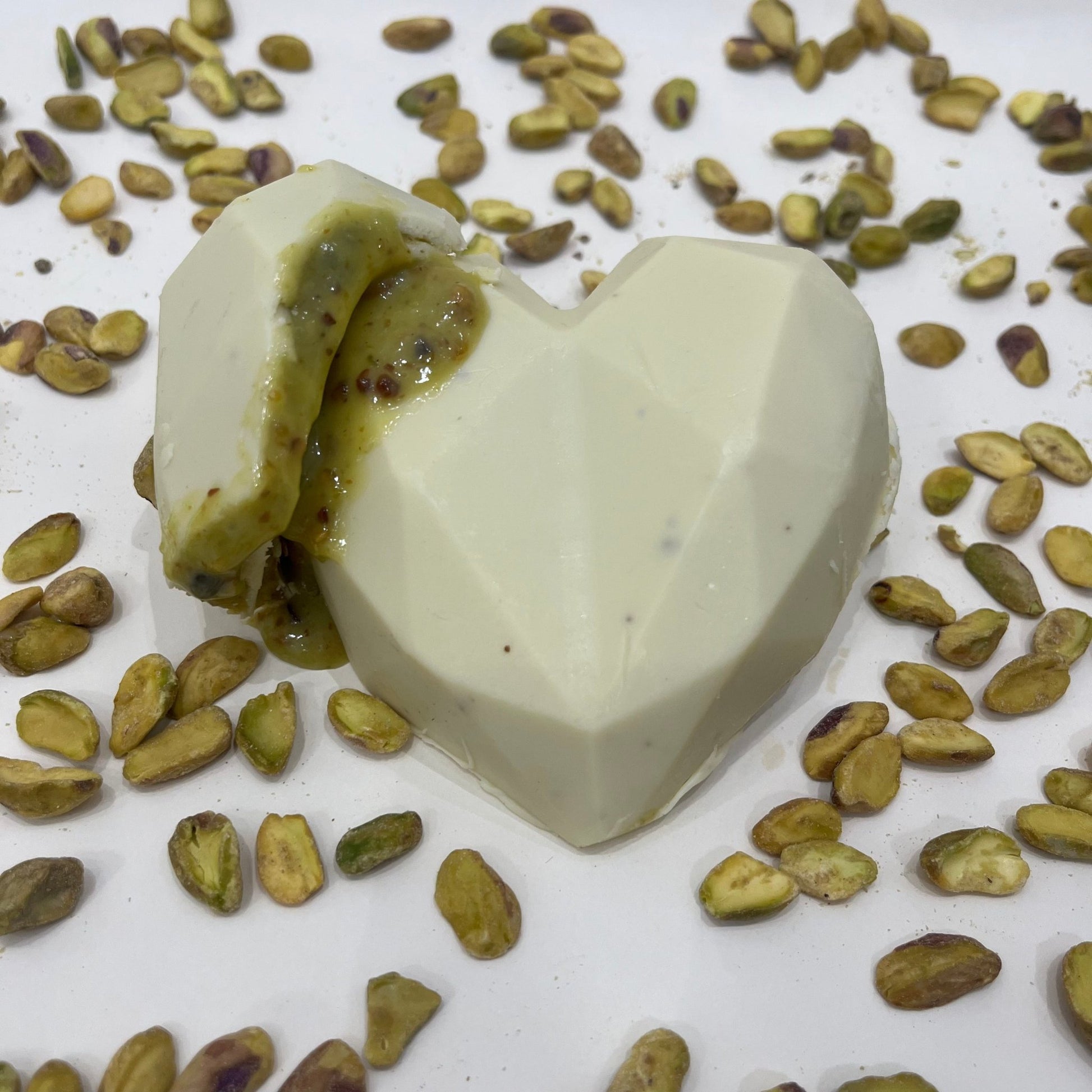 Coração Branco de Brigadeiro de Pistache – Doce proteico zero açúcar, rico em proteína e com recheio cremoso | Laricas Fitness
