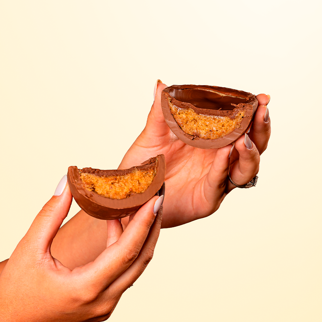 Ovo de Páscoa Fit Bueníssimo com chocolate ao leite e creme claro