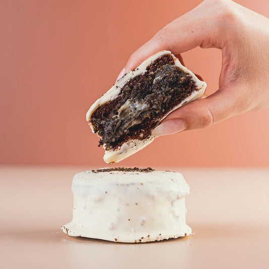 Pão de mel fitness sabor cookies’n cream com recheio cremoso, cobertura de chocolate branco zero adição de açúcar e ingredientes proteicos