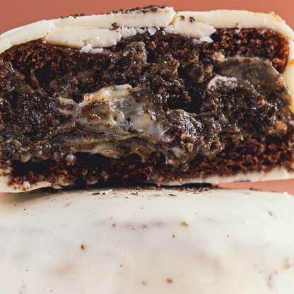 Pão de mel fitness sabor cookies’n cream com recheio cremoso, cobertura de chocolate branco zero adição de açúcar e ingredientes proteicos
