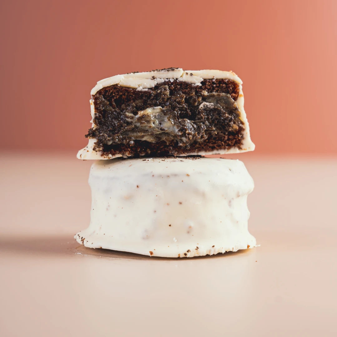 Pão de mel fitness sabor cookies’n cream com recheio cremoso, cobertura de chocolate branco zero adição de açúcar e ingredientes proteicos